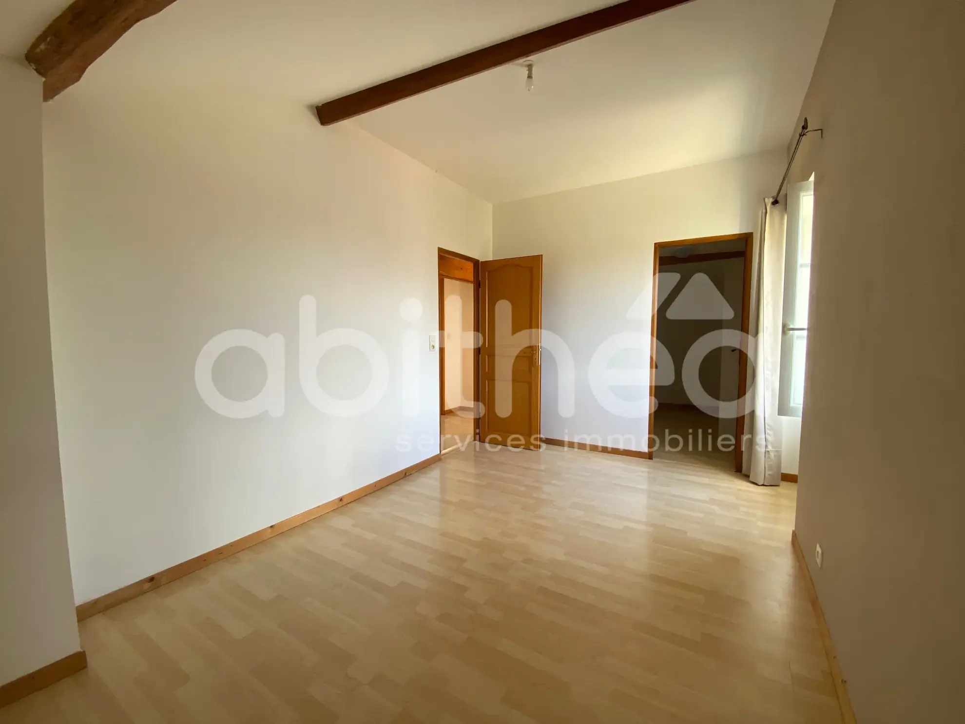 Maison de village rénovée à Beauvais-sur-Matha, 87 m² avec jardin et dépendance 