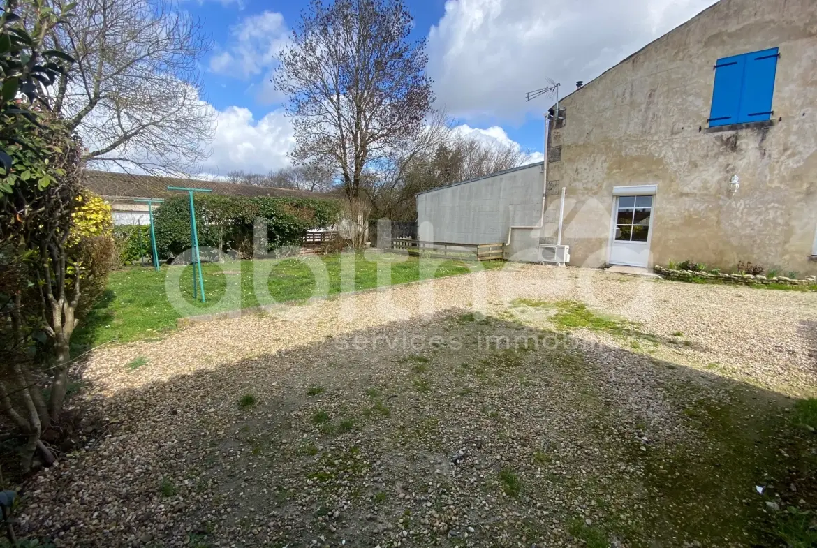 Maison de village rénovée à Beauvais-sur-Matha, 87 m² avec jardin et dépendance 