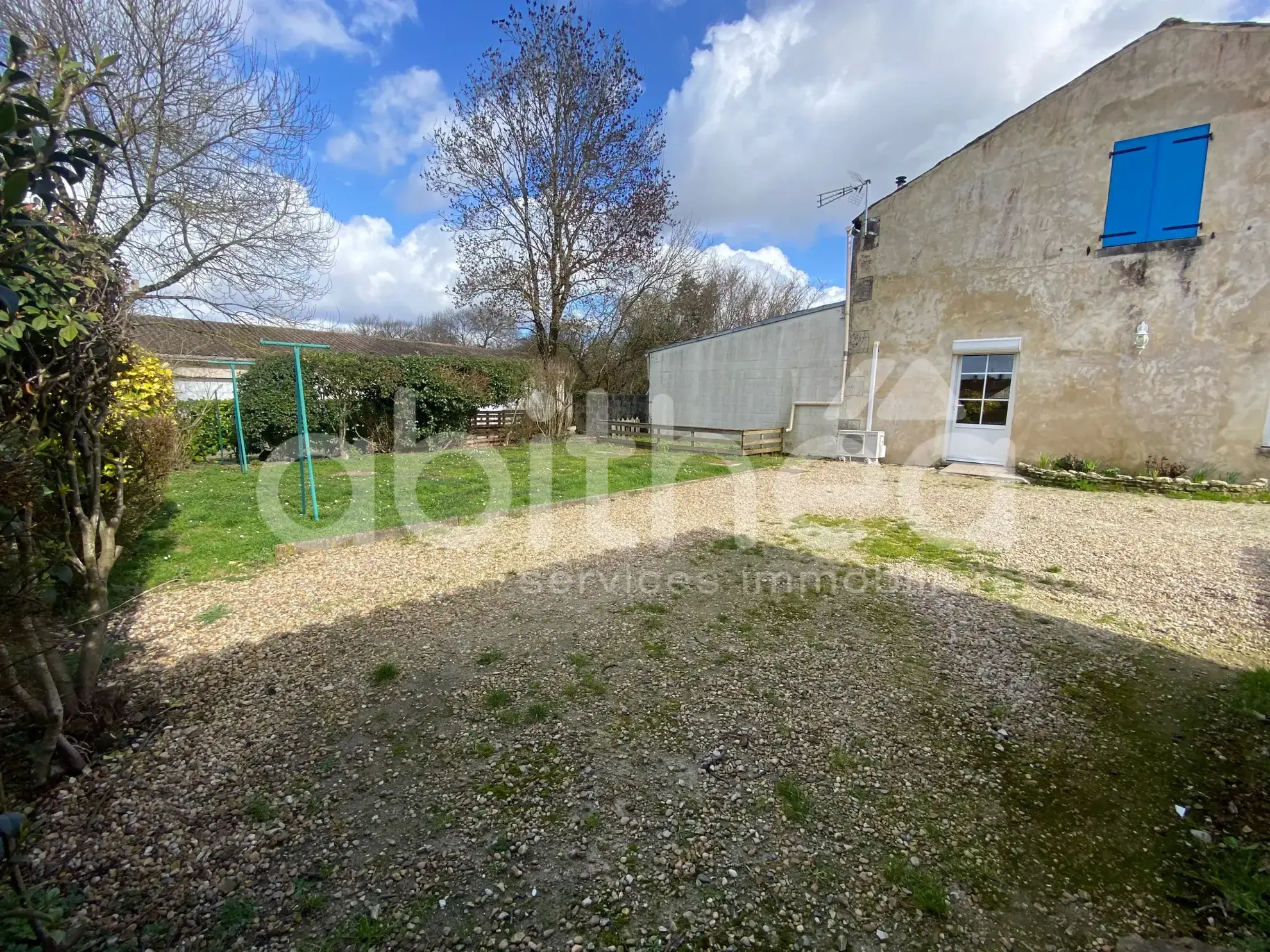 Maison de village rénovée à Beauvais-sur-Matha, 87 m² avec jardin et dépendance 