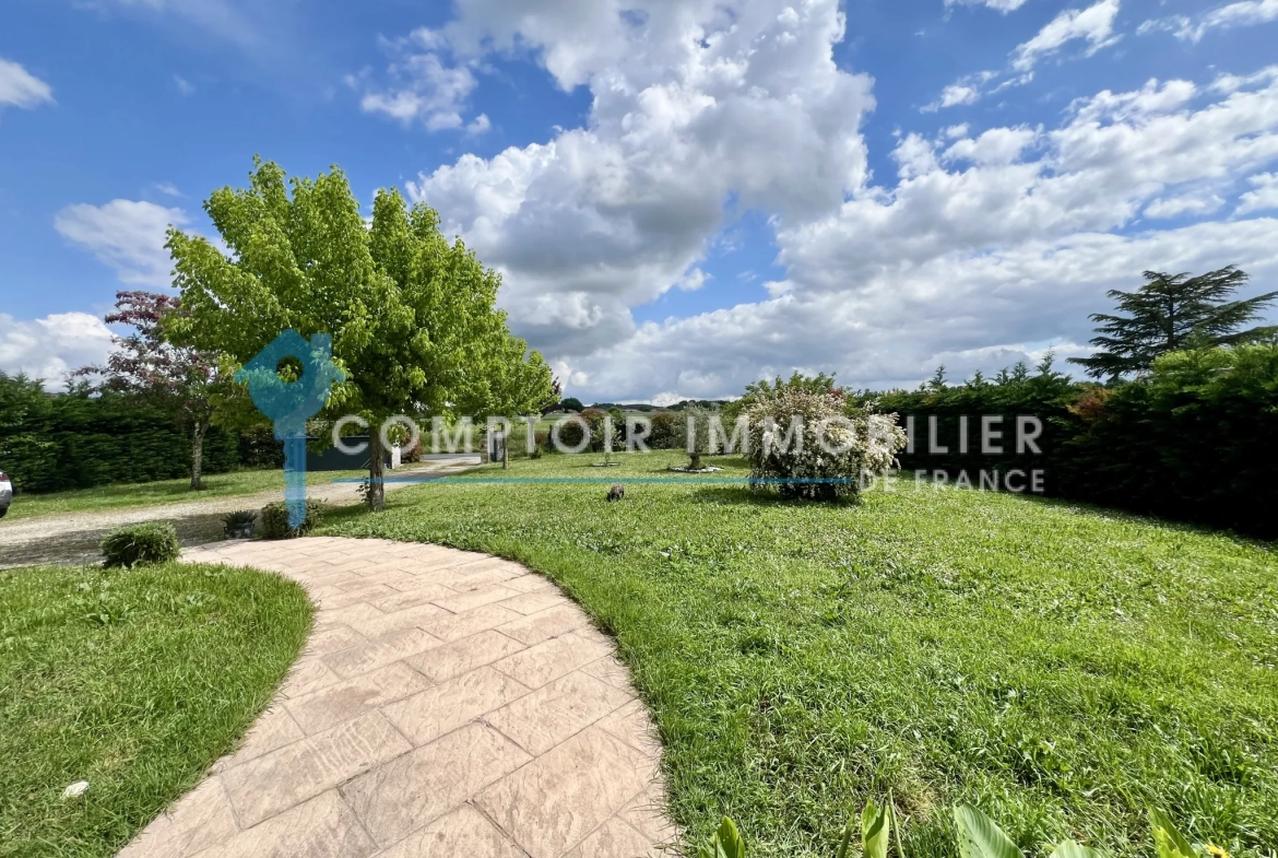 Maison de plain-pied à Saint Paul Cap de Joux avec 3 chambres et grand terrain de 1607 m² 