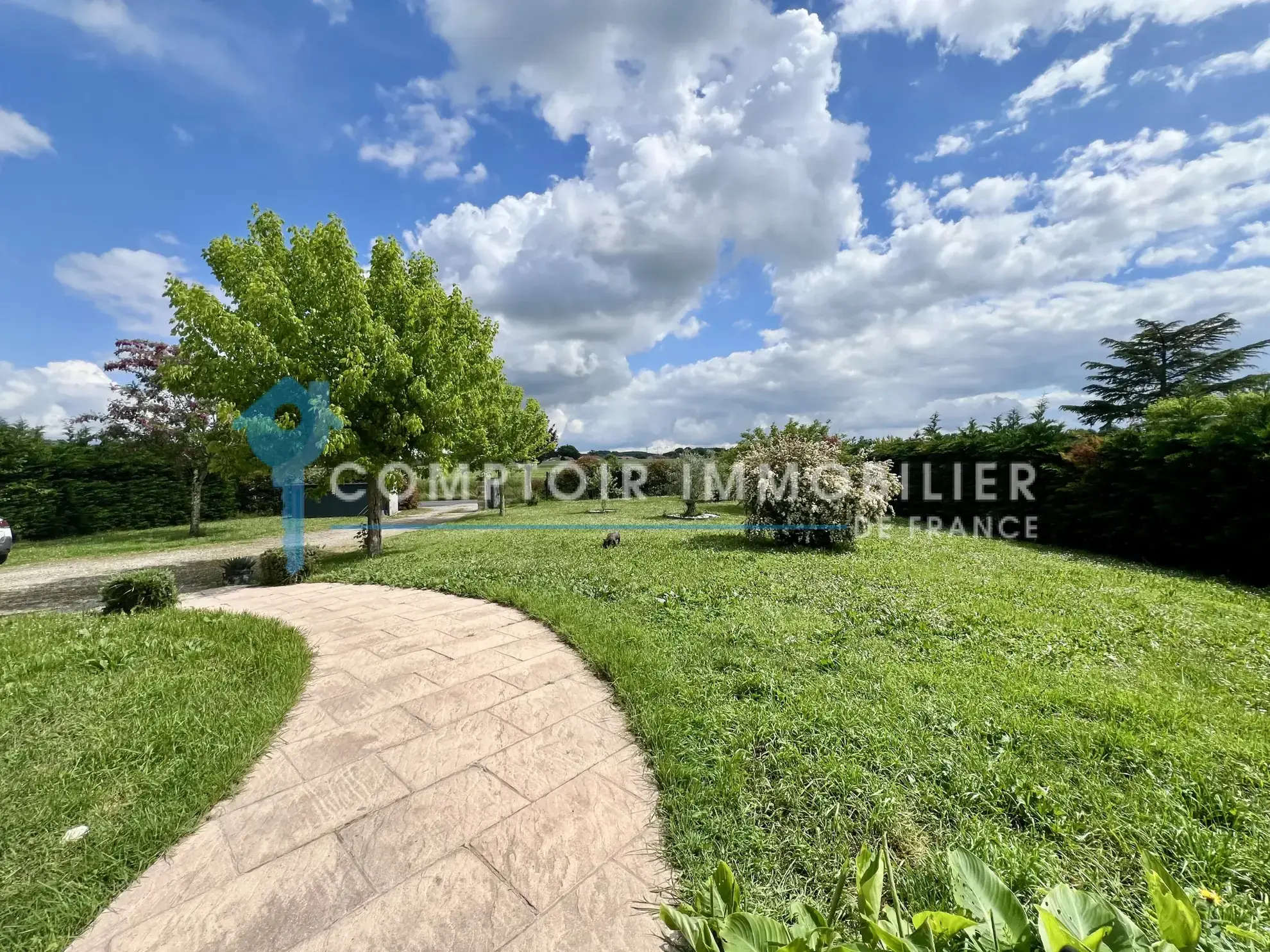 Maison de plain-pied à Saint Paul Cap de Joux avec 3 chambres et grand terrain de 1607 m² 