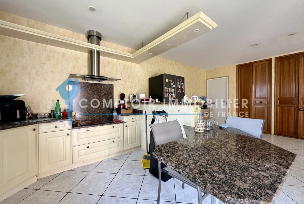 Maison de plain-pied à Saint Paul Cap de Joux avec 3 chambres et grand terrain de 1607 m² 