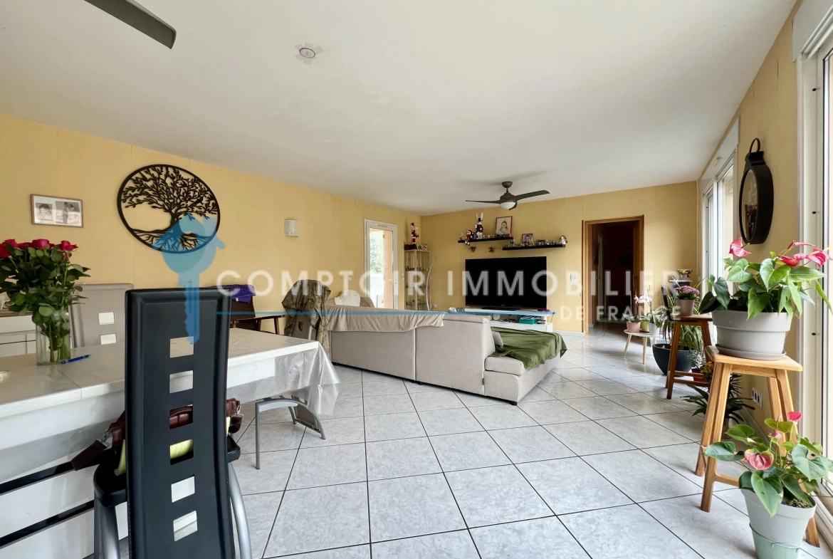Maison de plain-pied à Saint Paul Cap de Joux avec 3 chambres et grand terrain de 1607 m² 