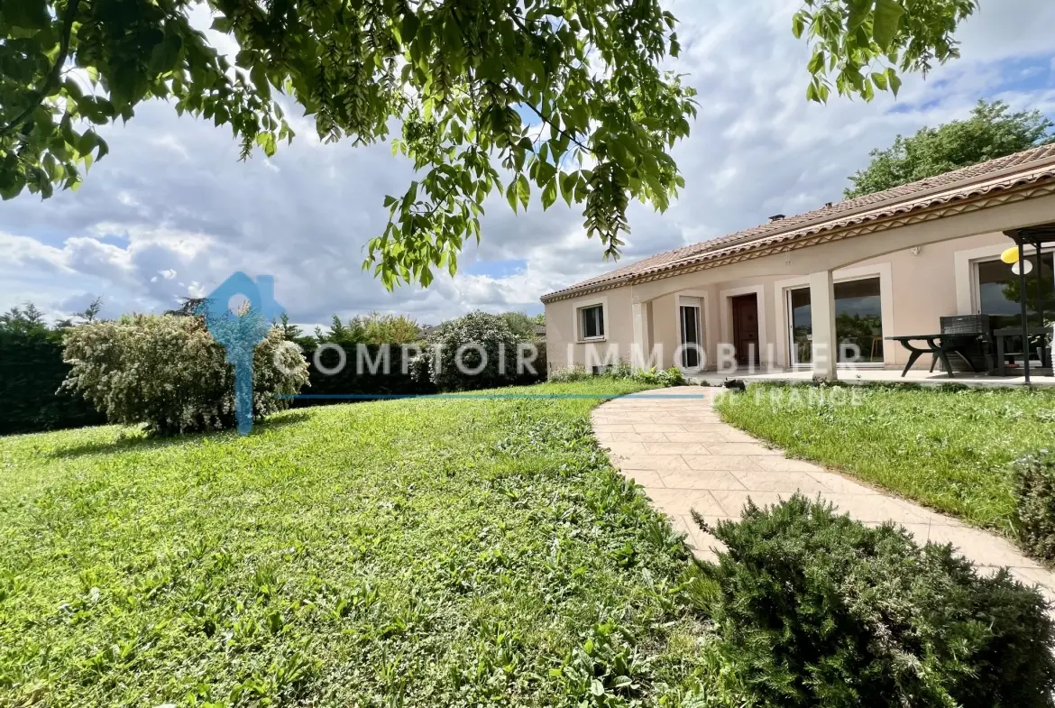 Maison de plain-pied à Saint Paul Cap de Joux avec 3 chambres et grand terrain de 1607 m² 