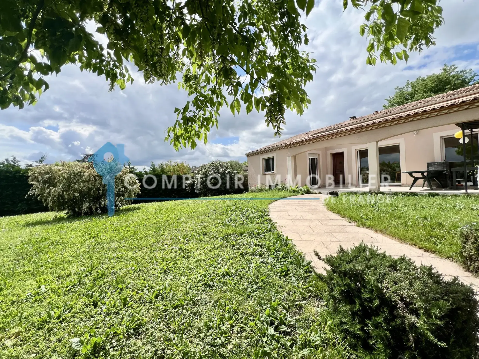 Maison de plain-pied à Saint Paul Cap de Joux avec 3 chambres et grand terrain de 1607 m² 