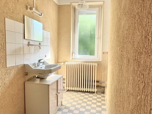 Maison de village avec dépendances et cour intérieure à Mirebeau sur Bèze 