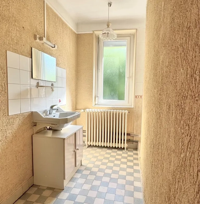 Maison de village avec dépendances et cour intérieure à Mirebeau sur Bèze 