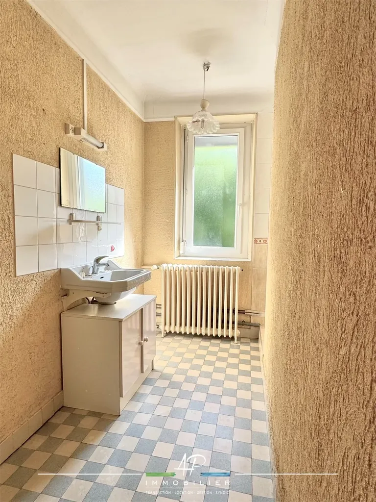 Maison de village avec dépendances et cour intérieure à Mirebeau sur Bèze 