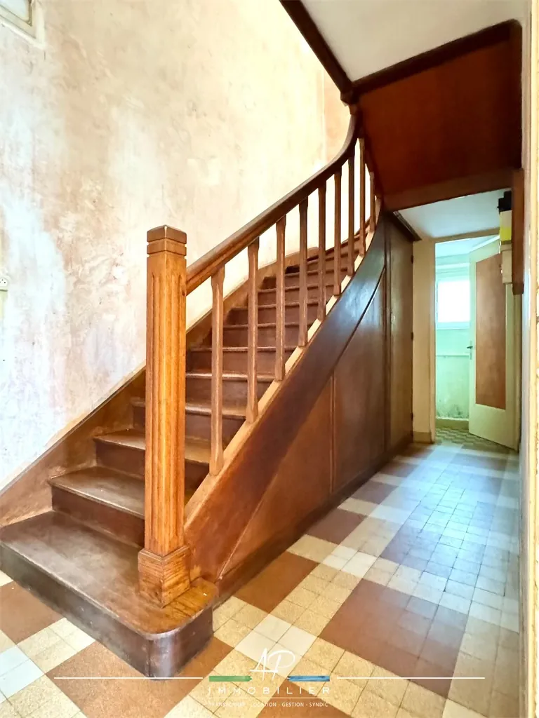 Maison de village avec dépendances et cour intérieure à Mirebeau sur Bèze 