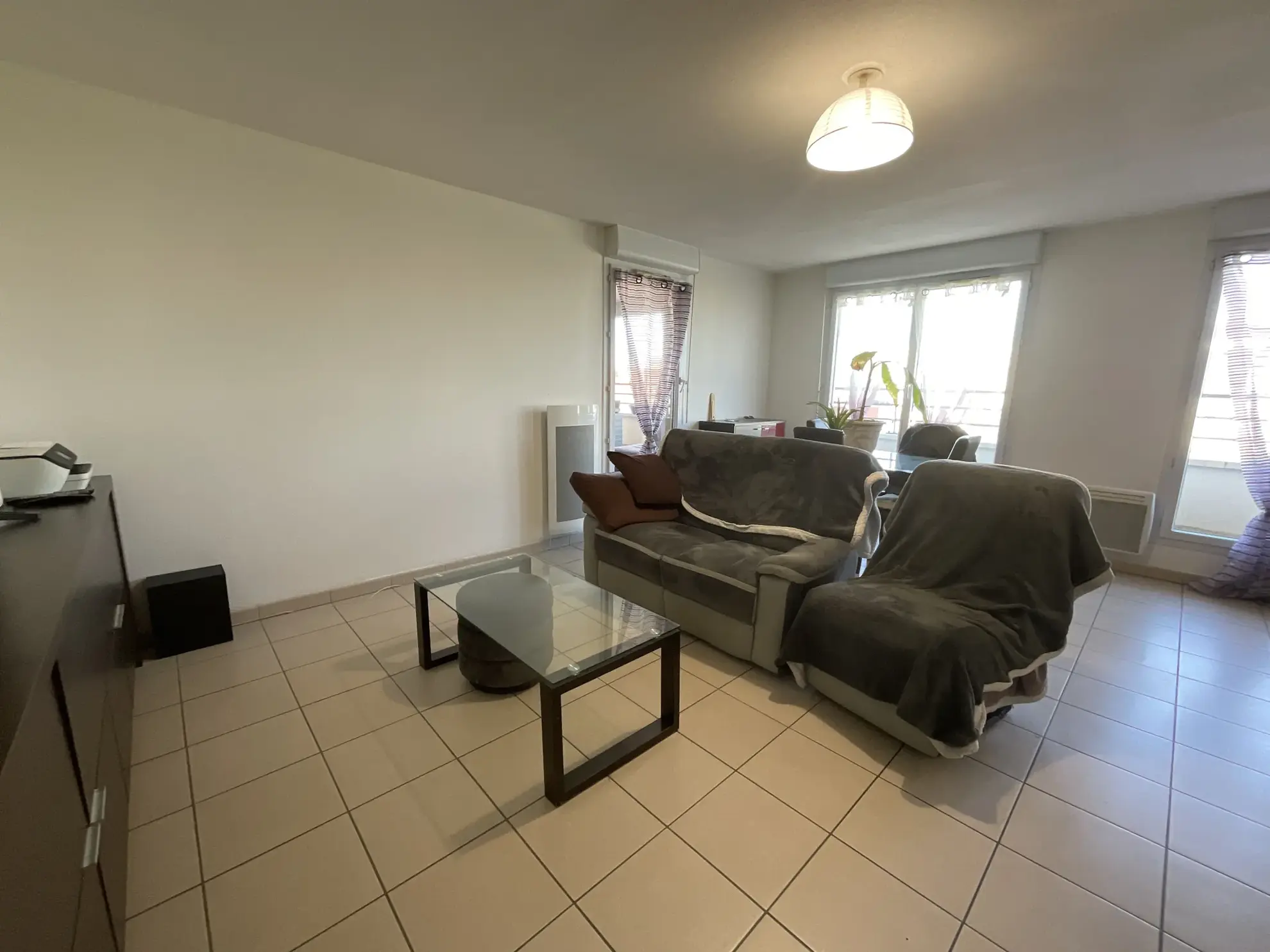 Appartement T3 avec terrasse, piscine et parking à L'Isle d'Abeau 