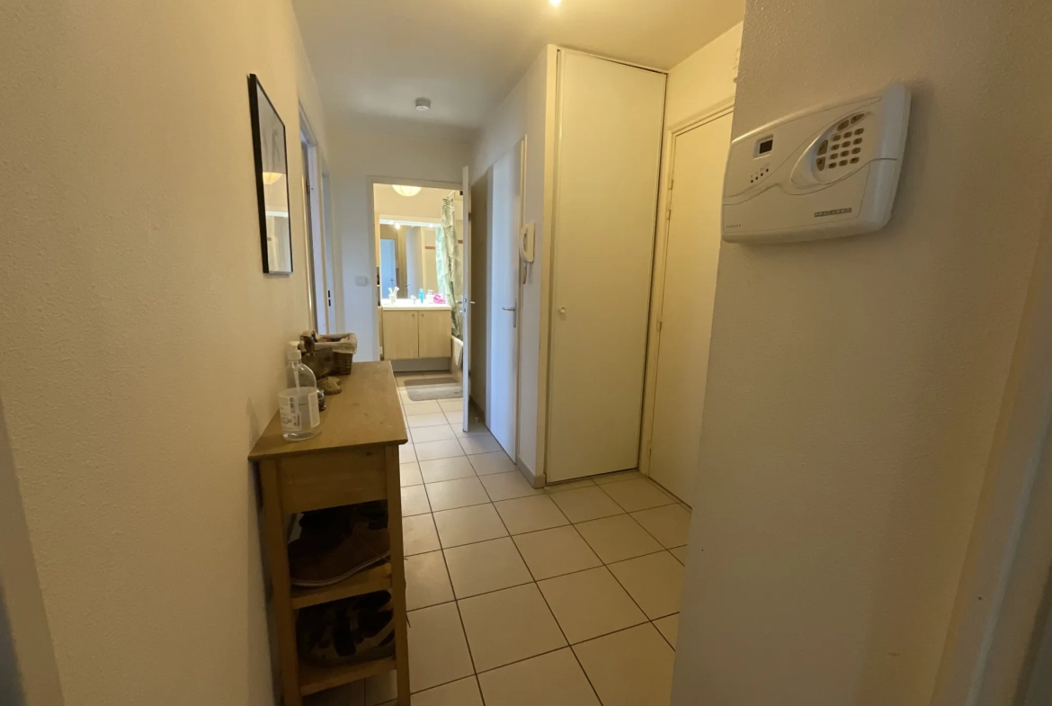 Appartement T3 avec terrasse, piscine et parking à L'Isle d'Abeau 