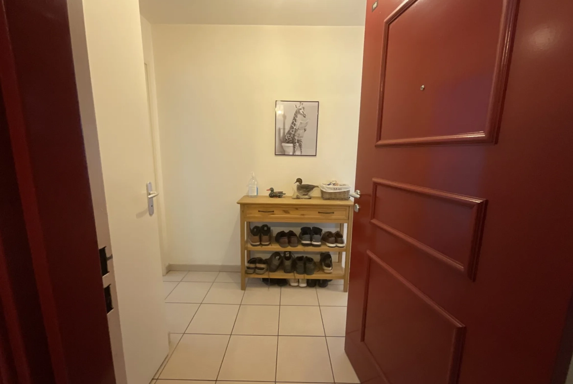 Appartement T3 avec terrasse, piscine et parking à L'Isle d'Abeau 