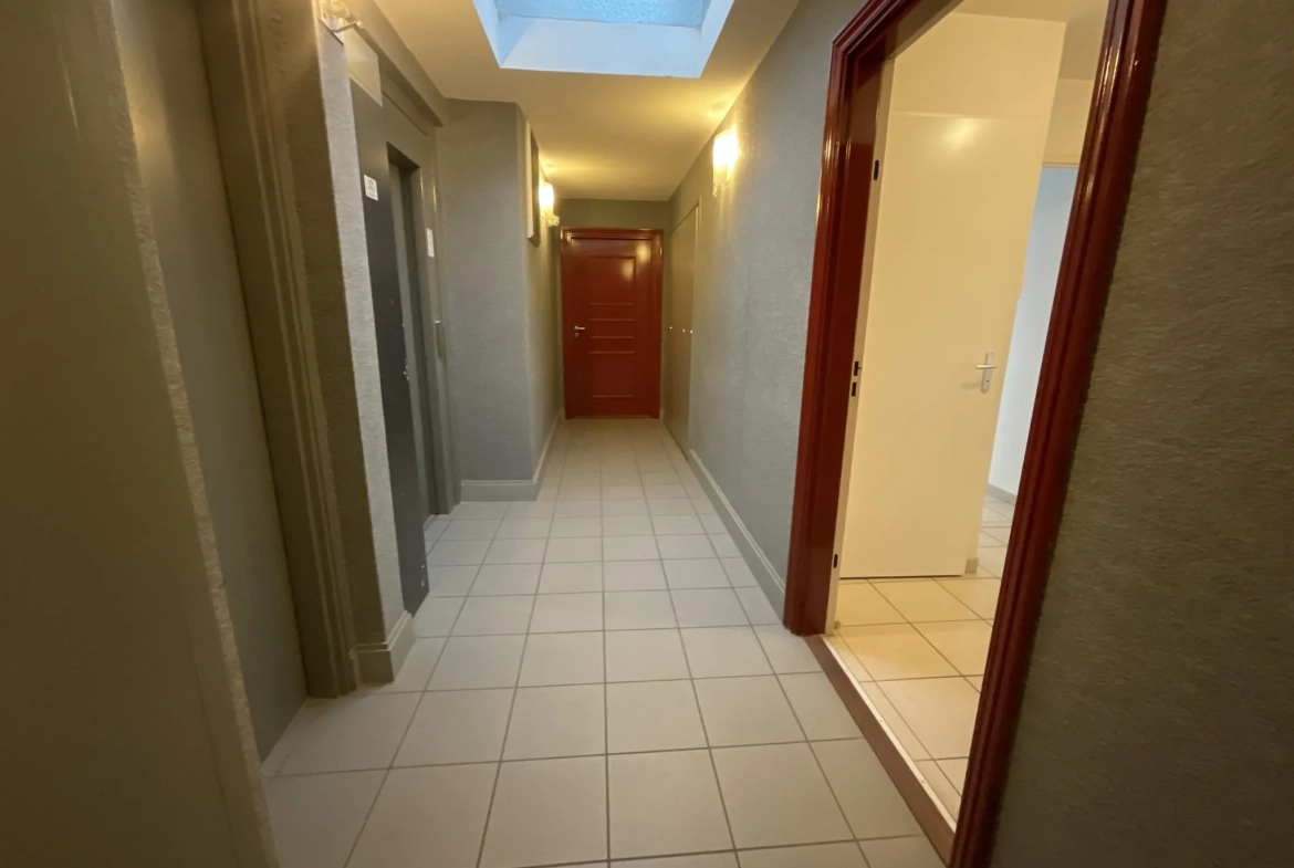 Appartement T3 avec terrasse, piscine et parking à L'Isle d'Abeau 