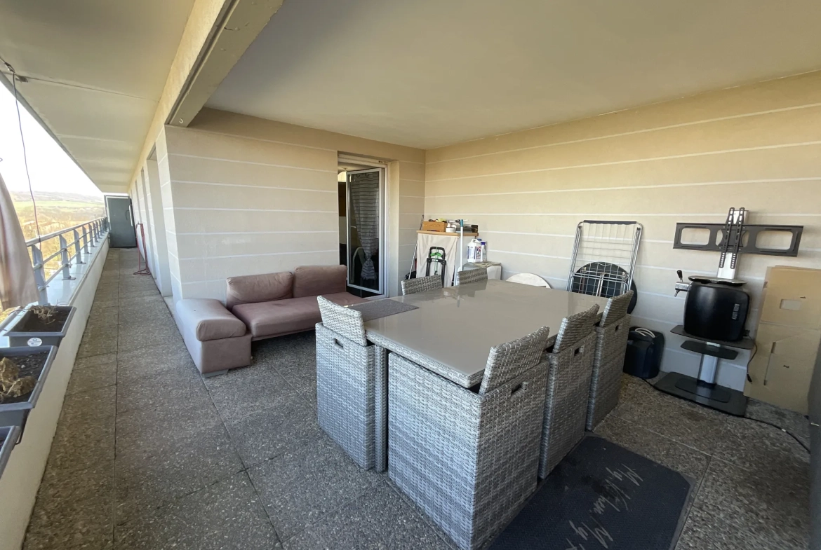 Appartement T3 avec terrasse, piscine et parking à L'Isle d'Abeau 