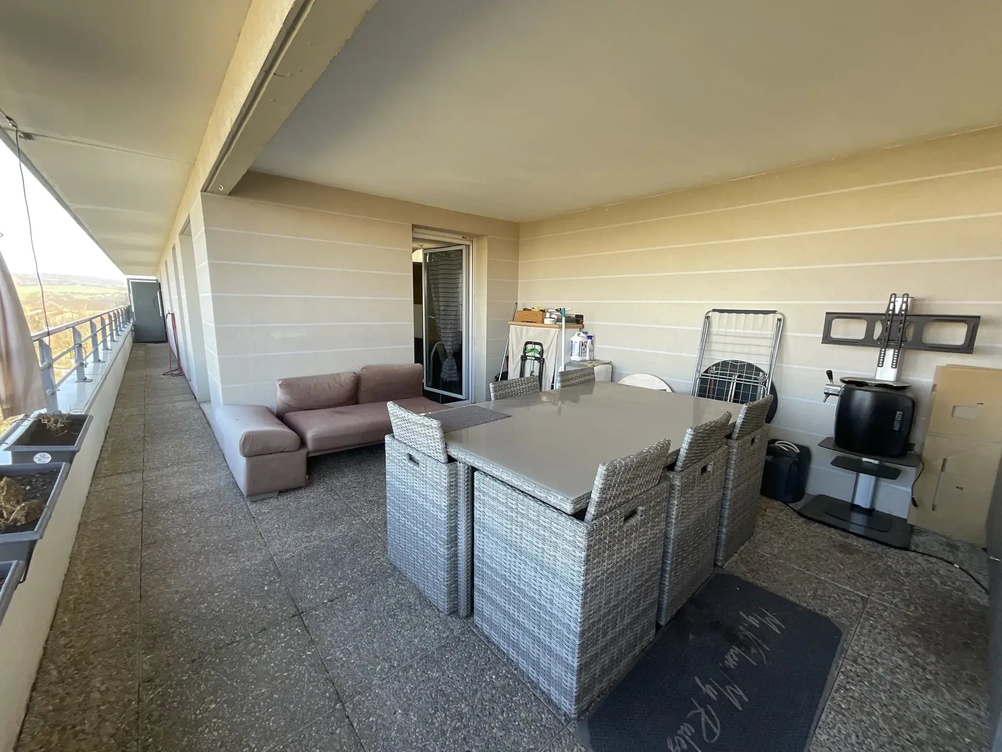 Appartement T3 avec terrasse, piscine et parking à L'Isle d'Abeau 