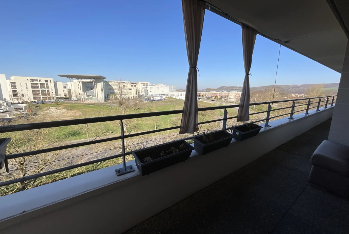 Appartement T3 avec terrasse, piscine et parking à L'Isle d'Abeau 