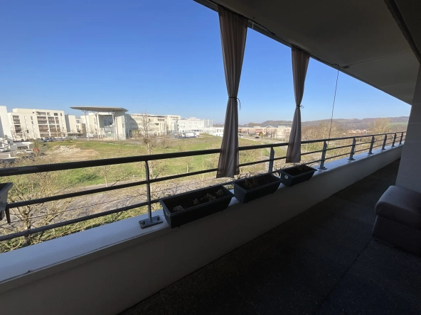 Appartement T3 avec terrasse, piscine et parking à L'Isle d'Abeau