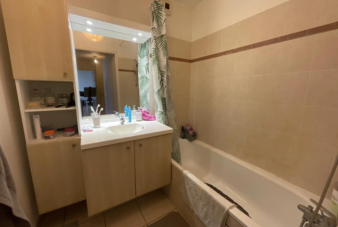 Appartement T3 avec terrasse, piscine et parking à L'Isle d'Abeau 