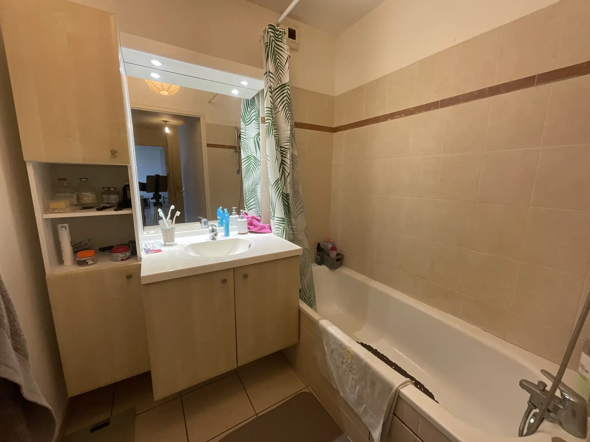 Appartement T3 avec terrasse, piscine et parking à L'Isle d'Abeau 