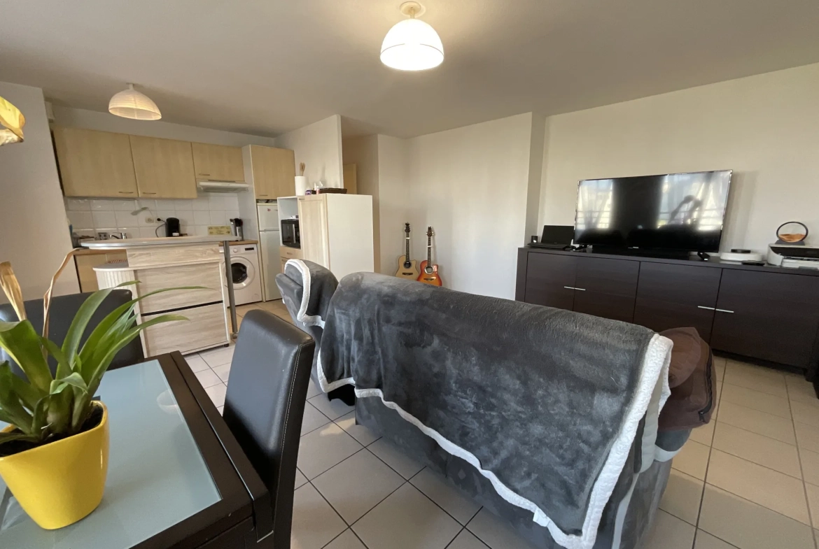 Appartement T3 avec terrasse, piscine et parking à L'Isle d'Abeau 
