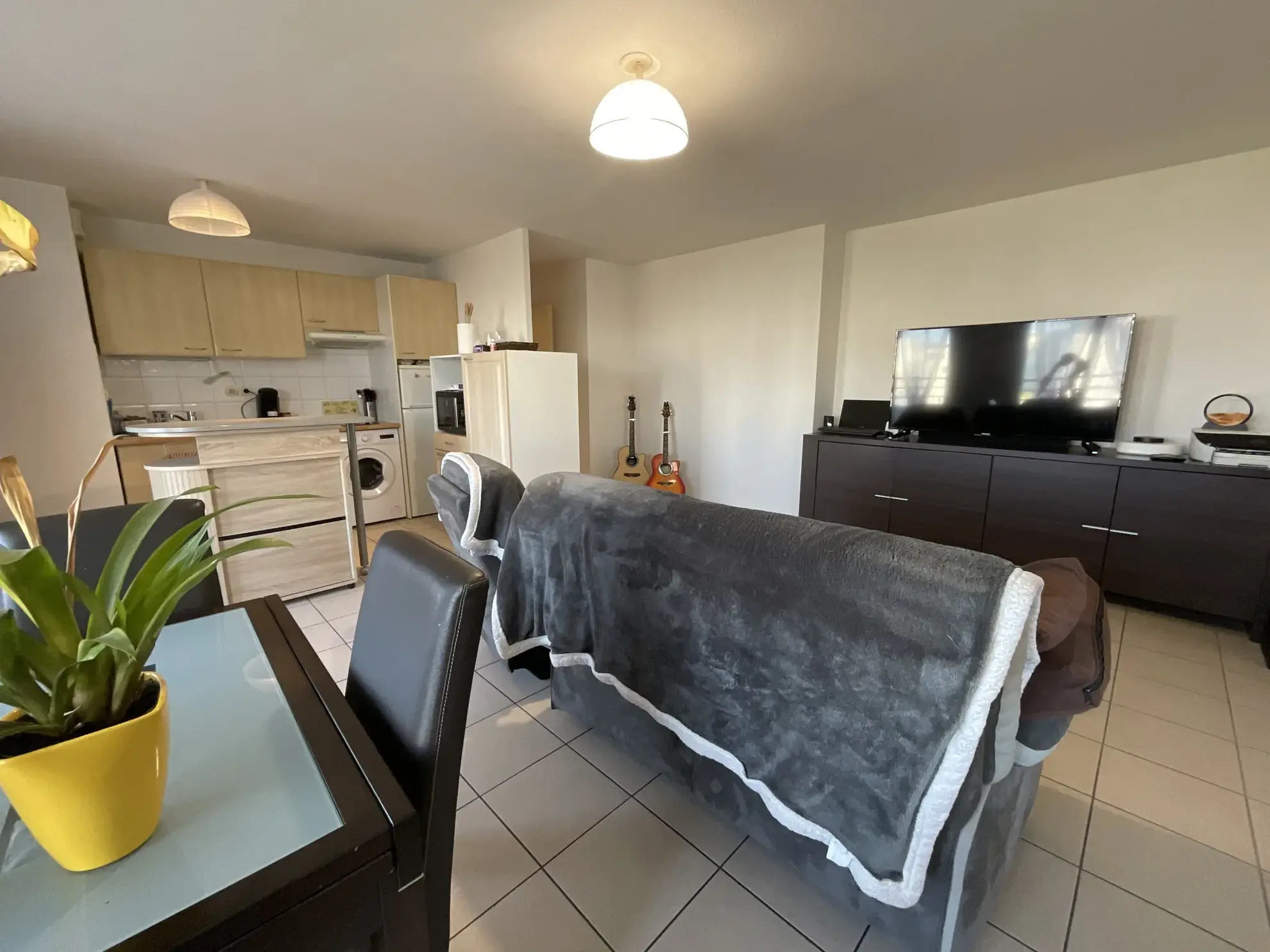 Appartement T3 avec terrasse, piscine et parking à L'Isle d'Abeau 