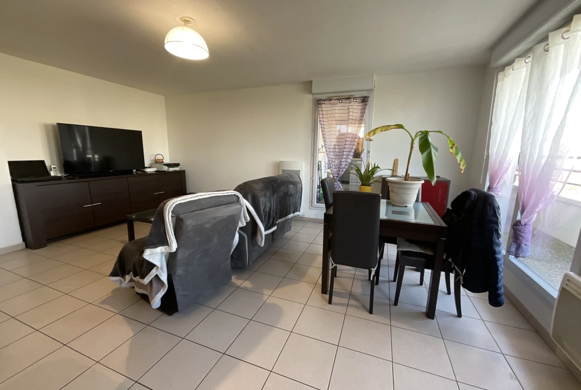 Appartement T3 avec terrasse, piscine et parking à L'Isle d'Abeau 