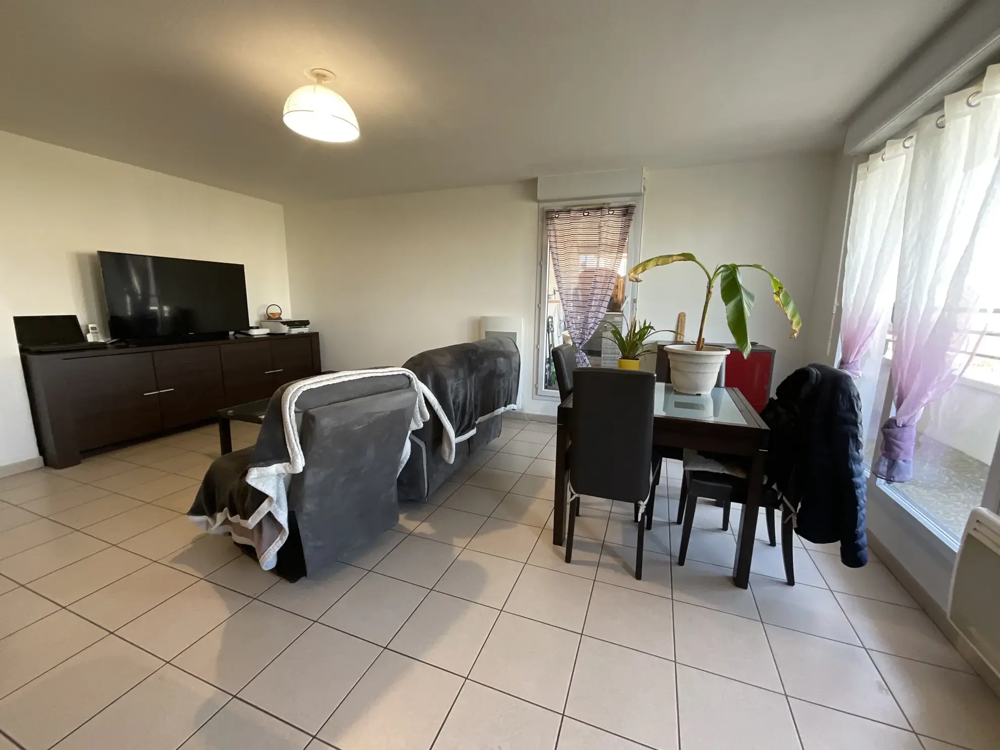 Appartement T3 avec terrasse, piscine et parking à L'Isle d'Abeau 