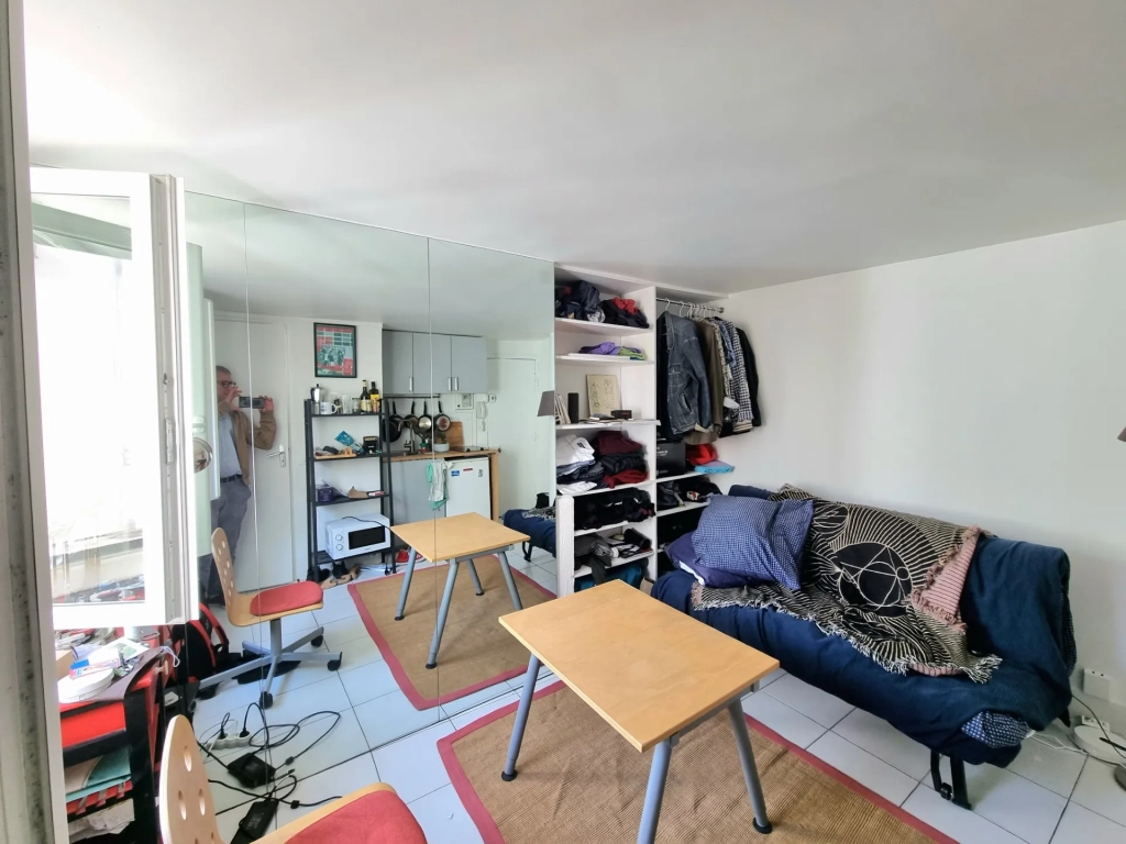 Studio lumineux de 12,17 m² avec vue dégagée à Paris rue Dauphine - Dernier étage