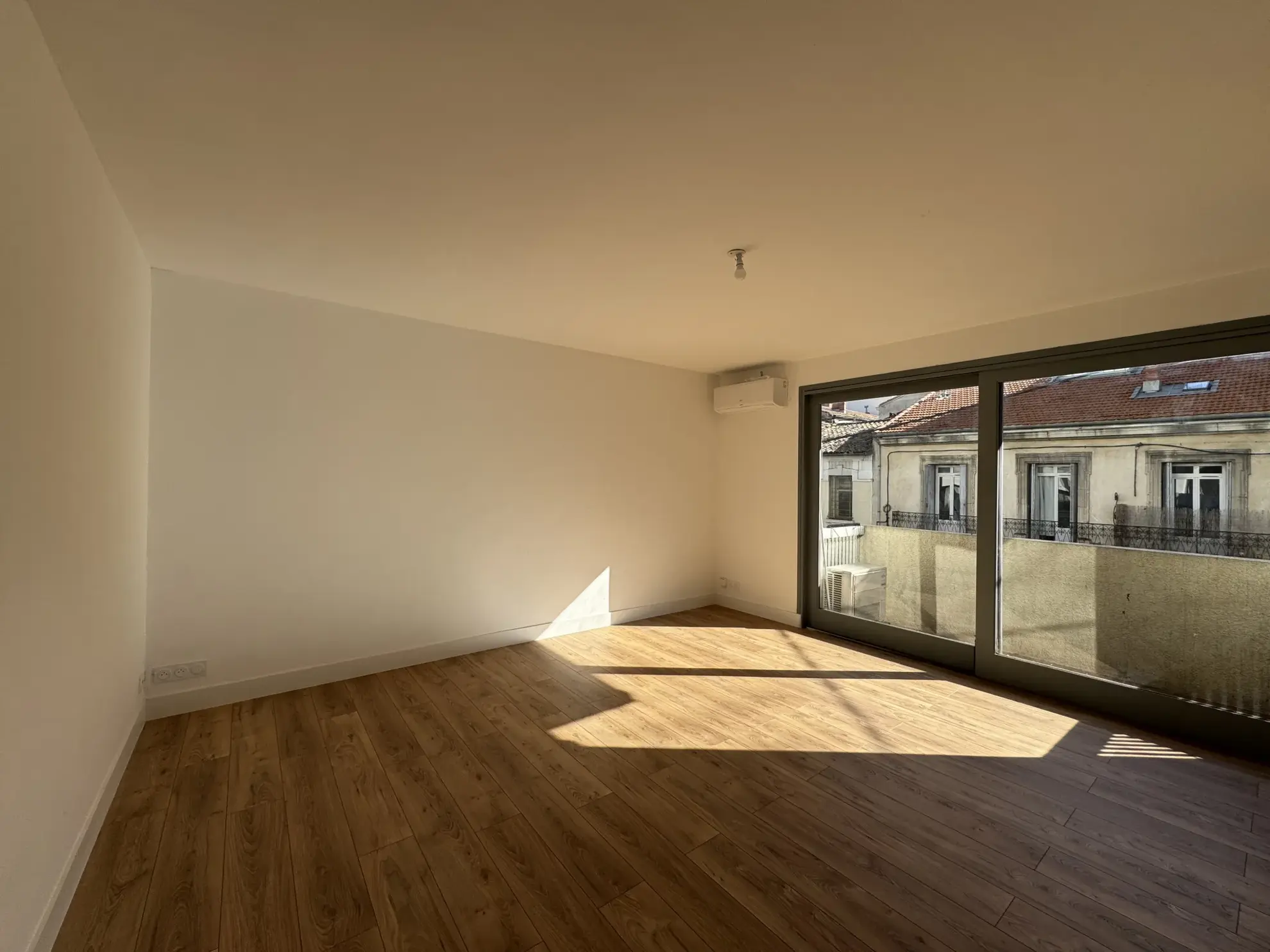 Appartement T3 rénové à Montpellier centre-ville avec terrasse, balcon et garage près de la gare Saint Roch 