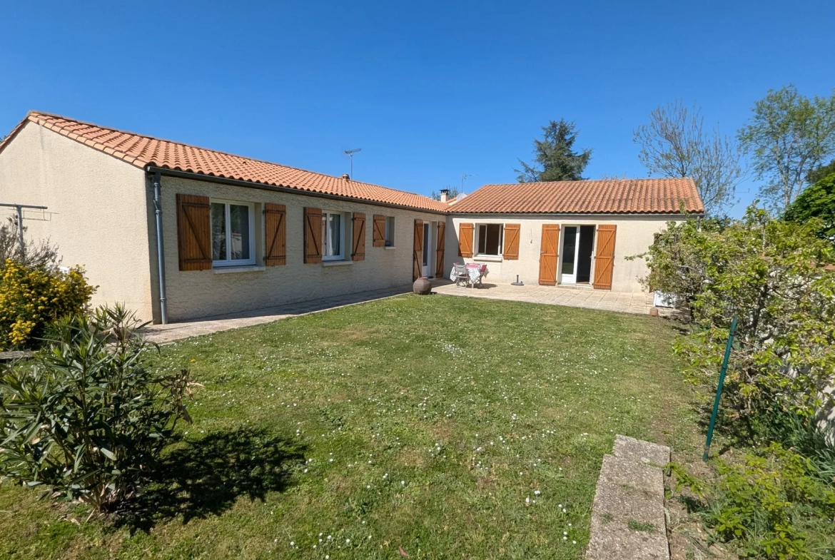 Maison de plain-pied à Magne - 4 chambres, garage, terrain clos 