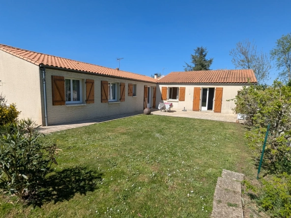 Maison de plain-pied à Magne - 4 chambres, garage, terrain clos
