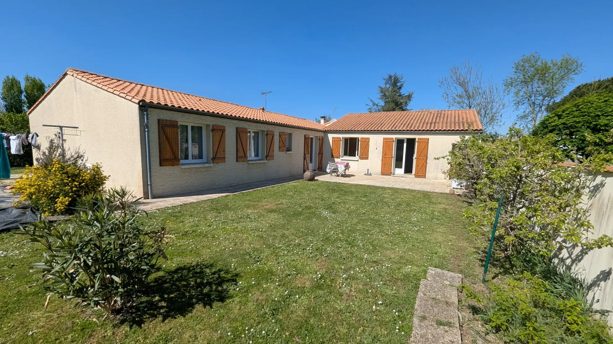 Maison de plain-pied à Magne - 4 chambres, garage, terrain clos 