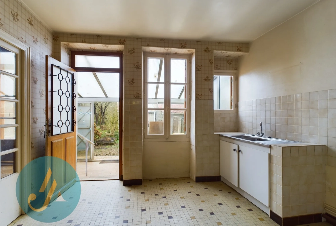 Maison de village polyvalente à Arquian, proche Cosne et Nevers, idéale pour résidence ou investissement 