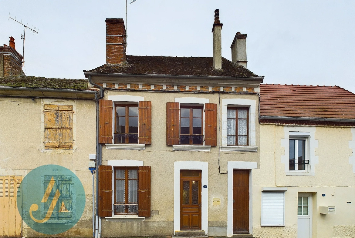 Maison de village polyvalente à Arquian, proche Cosne et Nevers, idéale pour résidence ou investissement 