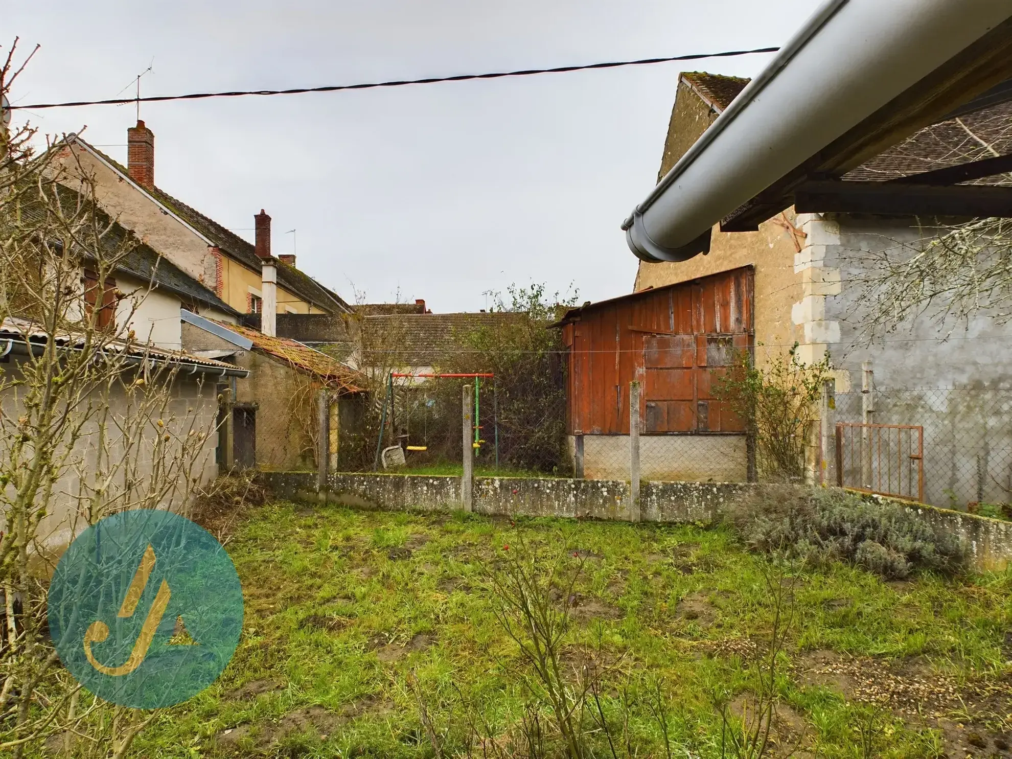 Maison de village polyvalente à Arquian, proche Cosne et Nevers, idéale pour résidence ou investissement 