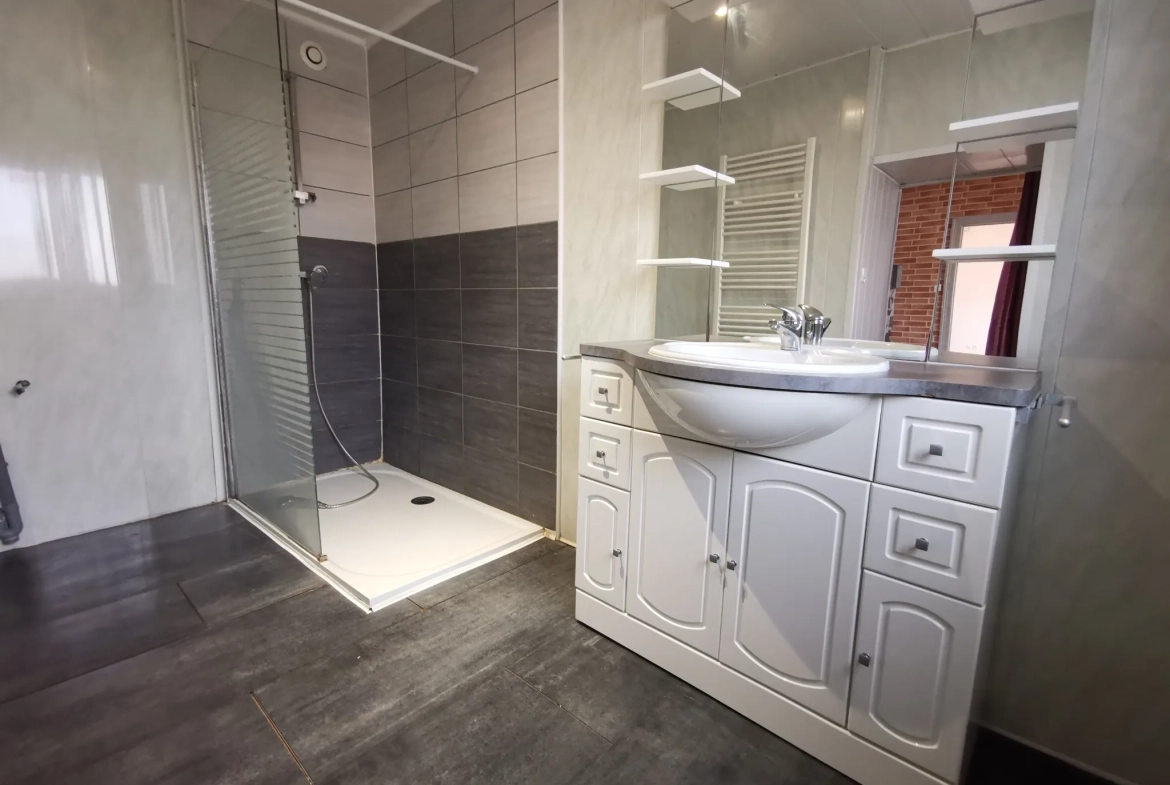 Maison à vendre en centre-ville de Moncé en Belin avec mezzanine et garage 