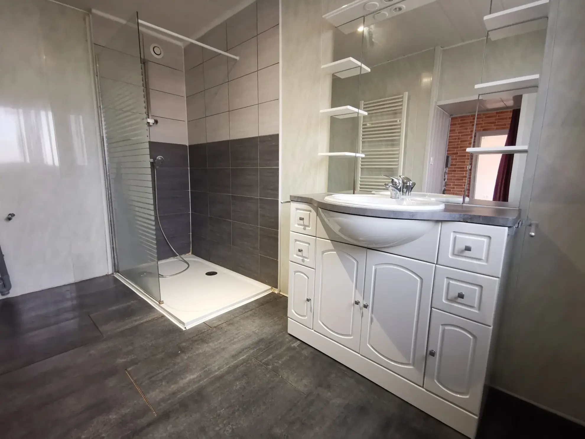 Maison à vendre en centre-ville de Moncé en Belin avec mezzanine et garage 