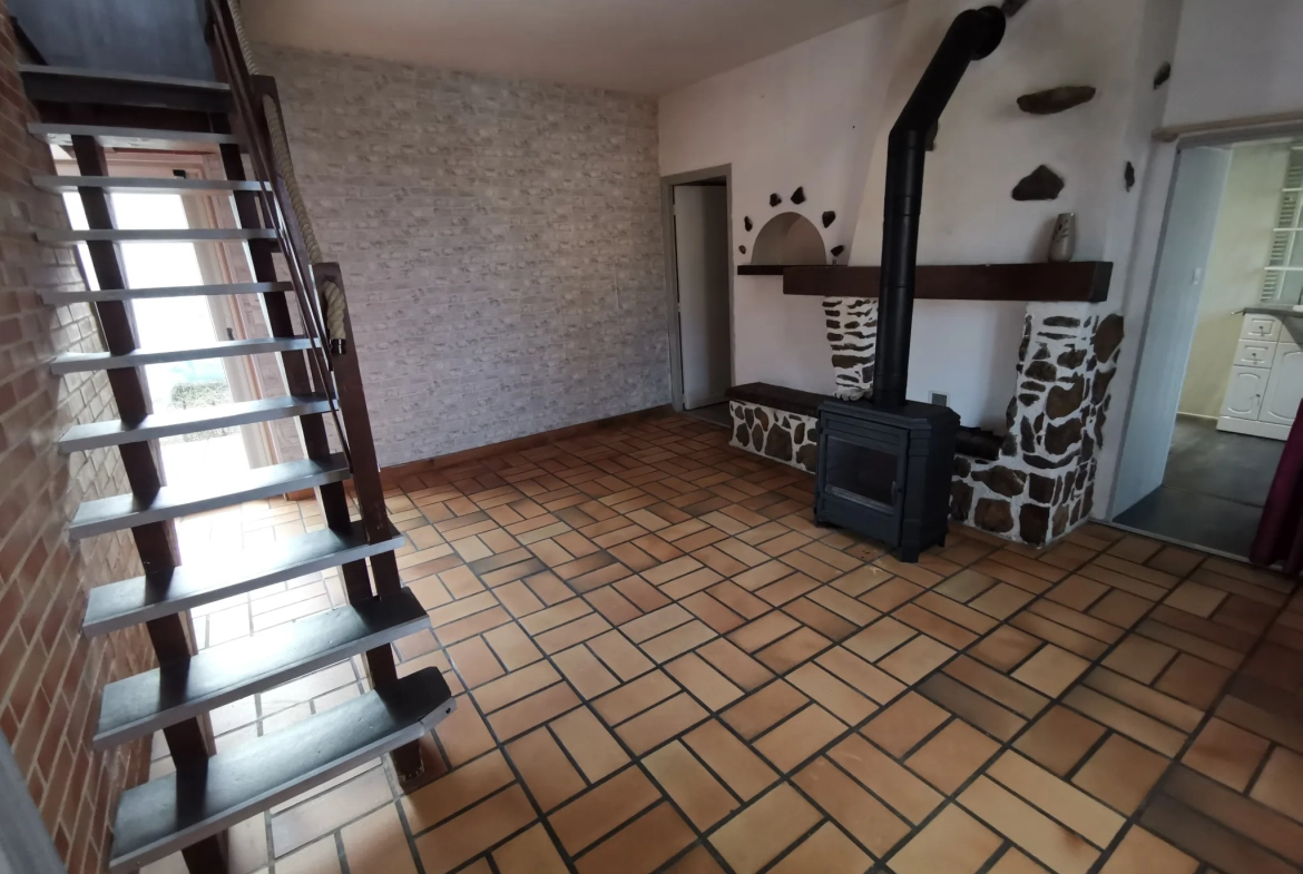 Maison à vendre en centre-ville de Moncé en Belin avec mezzanine et garage 