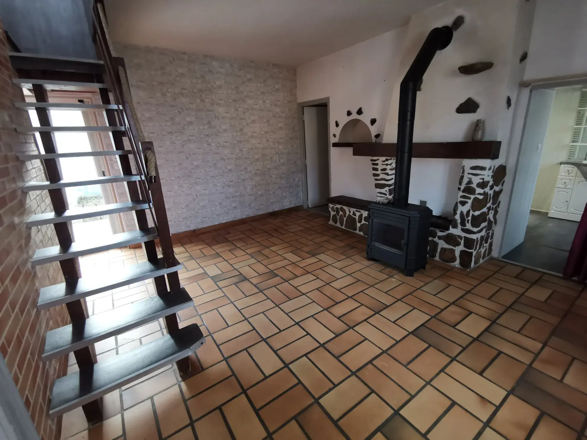 Maison à vendre en centre-ville de Moncé en Belin avec mezzanine et garage 