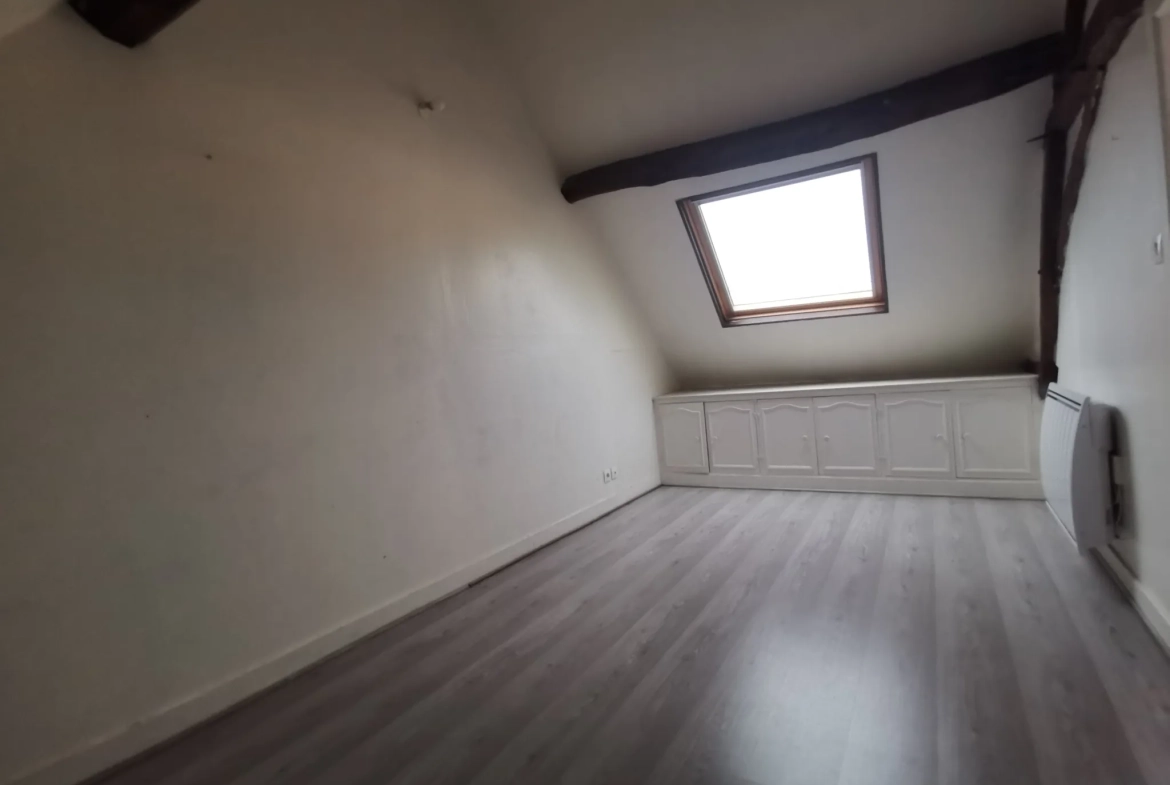 Maison à vendre en centre-ville de Moncé en Belin avec mezzanine et garage 