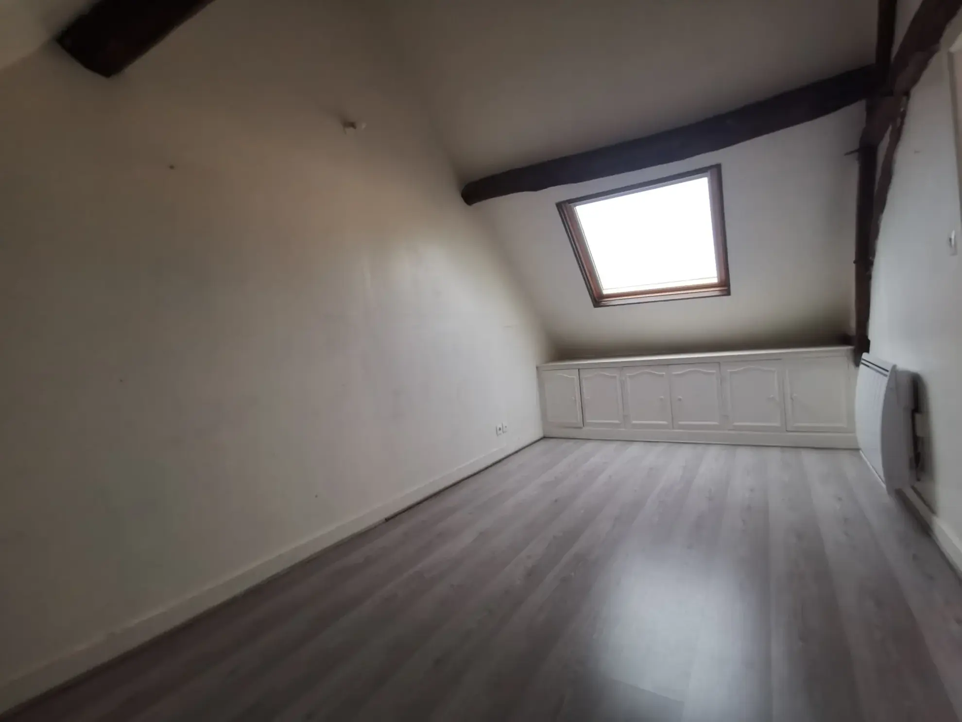 Maison à vendre en centre-ville de Moncé en Belin avec mezzanine et garage 