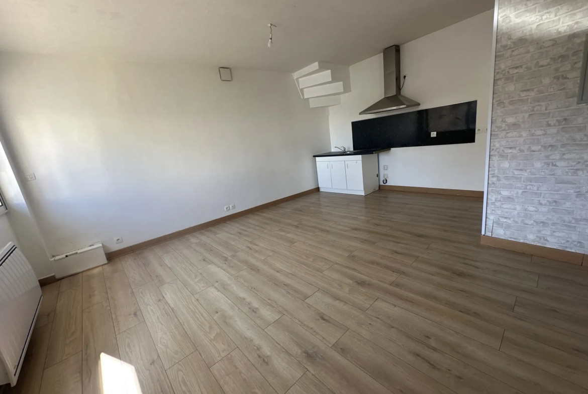 Maison à vendre en centre-ville de Moncé en Belin avec mezzanine et garage 