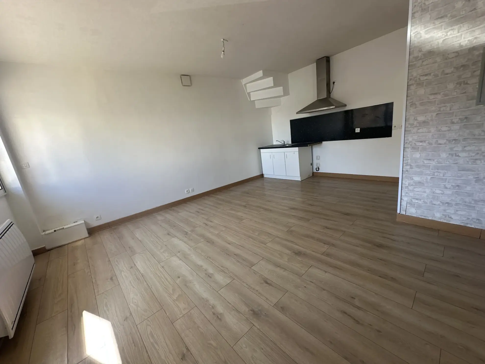 Maison à vendre en centre-ville de Moncé en Belin avec mezzanine et garage 
