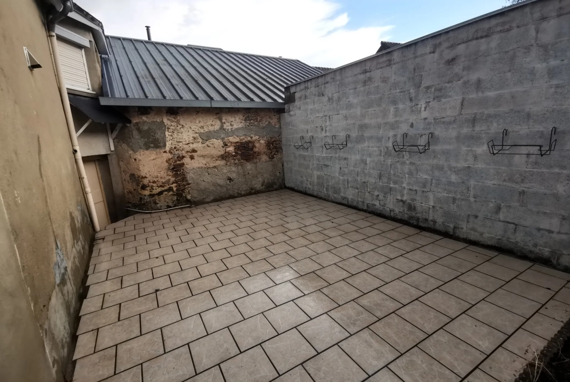 Maison à vendre en centre-ville de Moncé en Belin avec mezzanine et garage 