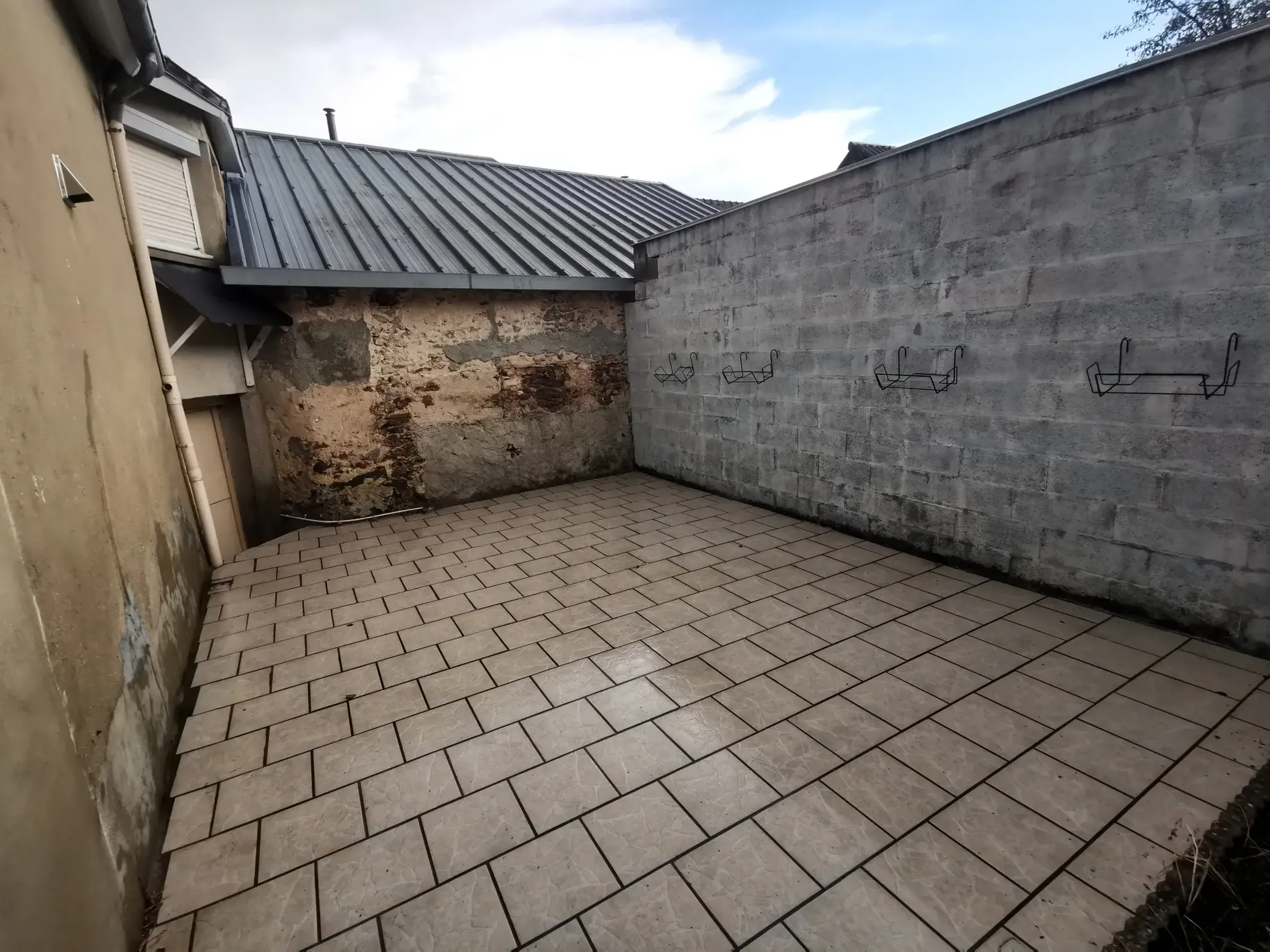 Maison à vendre en centre-ville de Moncé en Belin avec mezzanine et garage 