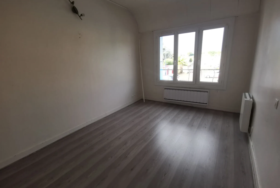 Maison à vendre en centre-ville de Moncé en Belin avec mezzanine et garage 