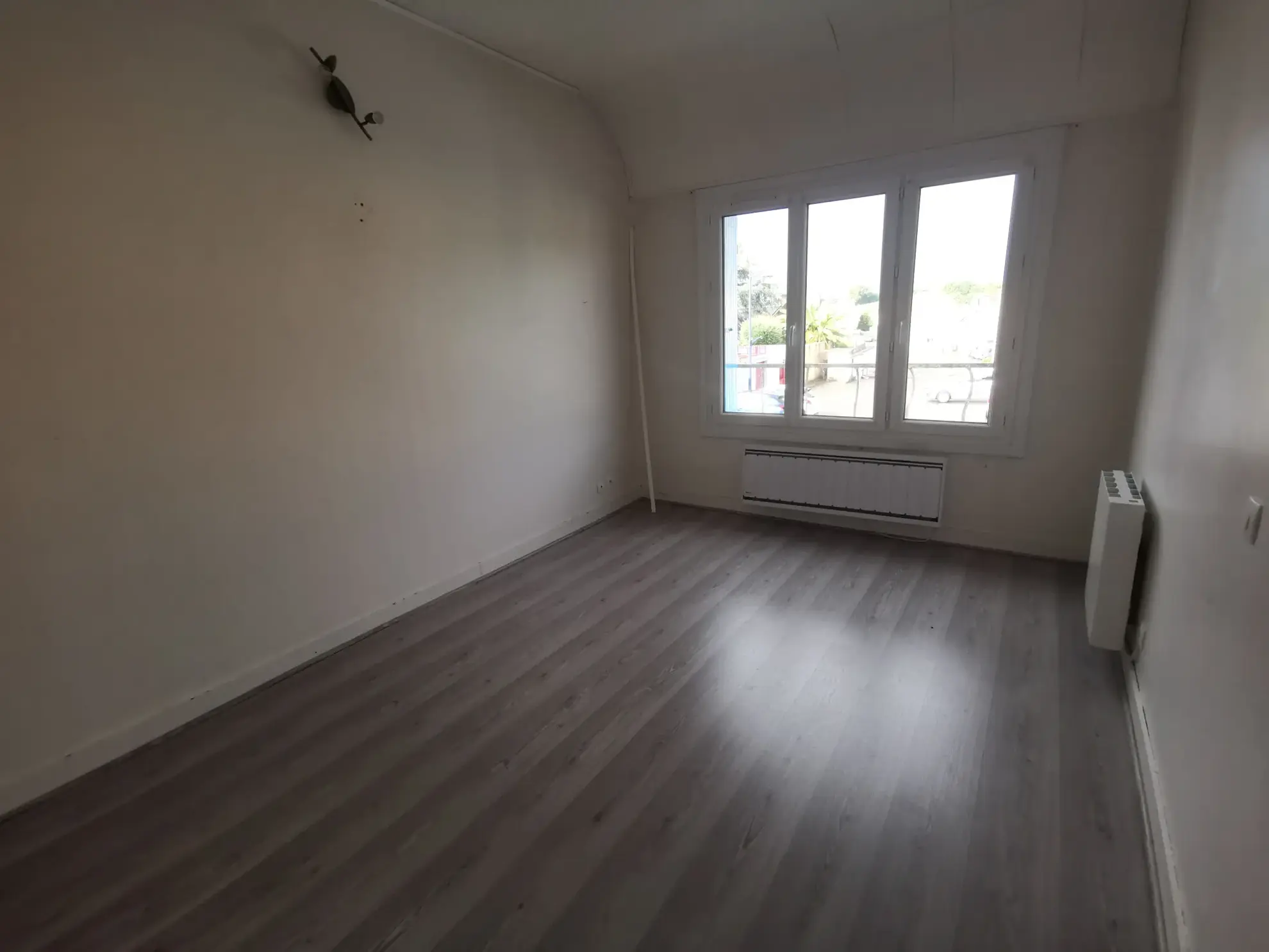 Maison à vendre en centre-ville de Moncé en Belin avec mezzanine et garage 