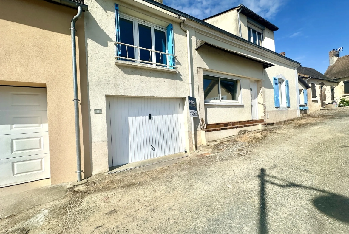 Maison à vendre en centre-ville de Moncé en Belin avec mezzanine et garage 