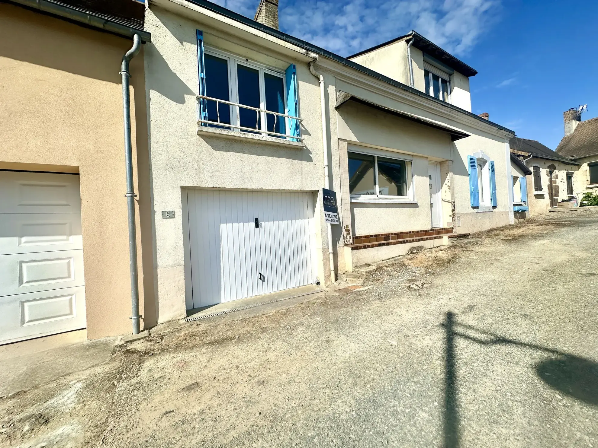 Maison à vendre en centre-ville de Moncé en Belin avec mezzanine et garage 