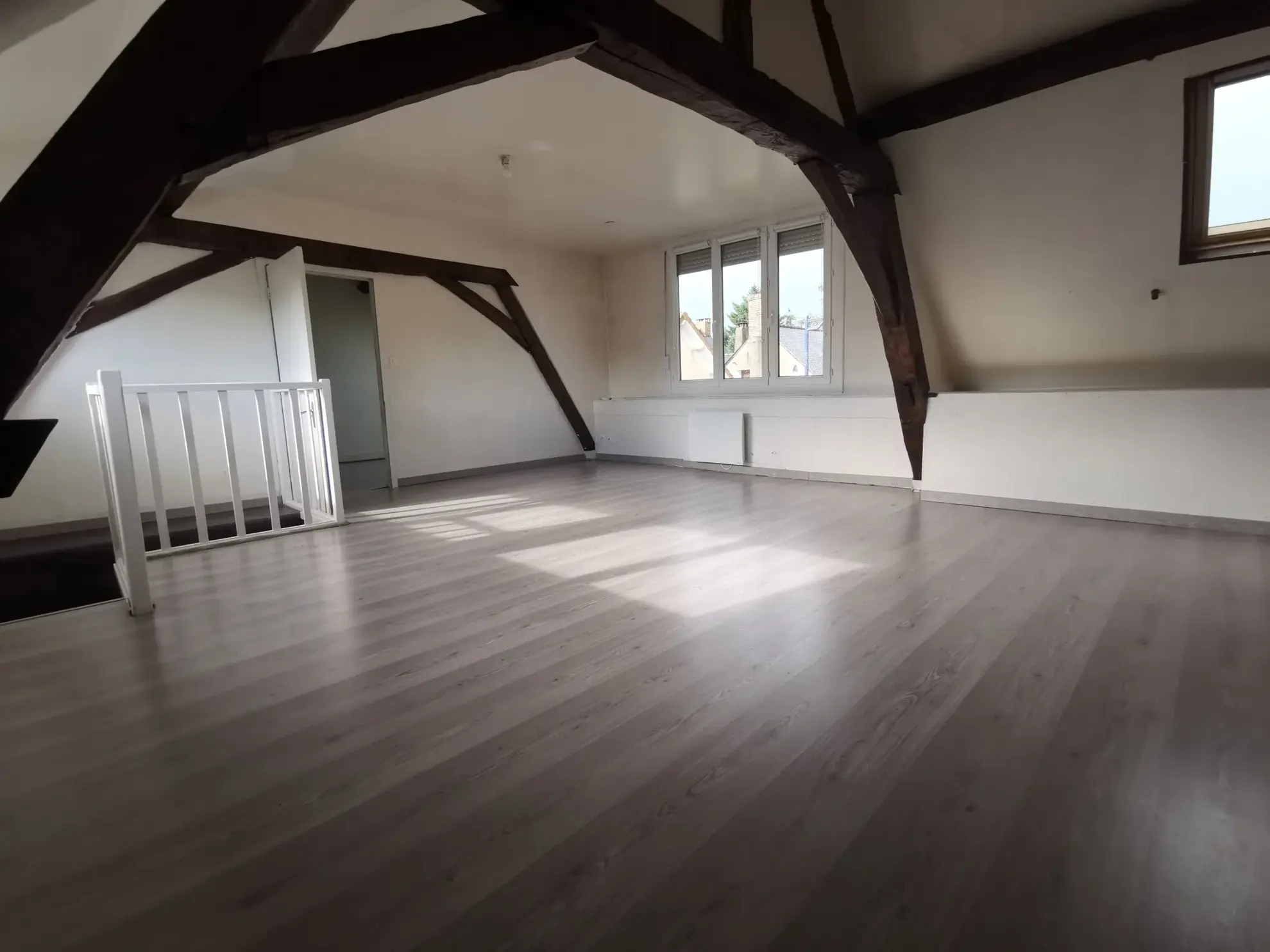 Maison à vendre en centre-ville de Moncé en Belin avec mezzanine et garage 